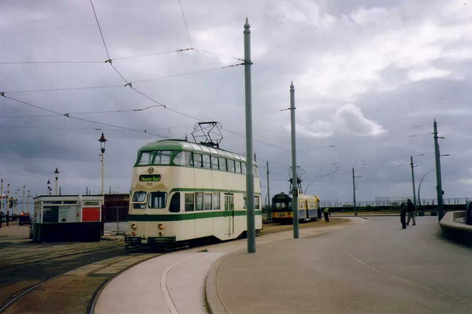 Blackpool sporvognslinje T1 med dobbeltdækker-motorvogn 703 ved Pleasure Beach (2006)