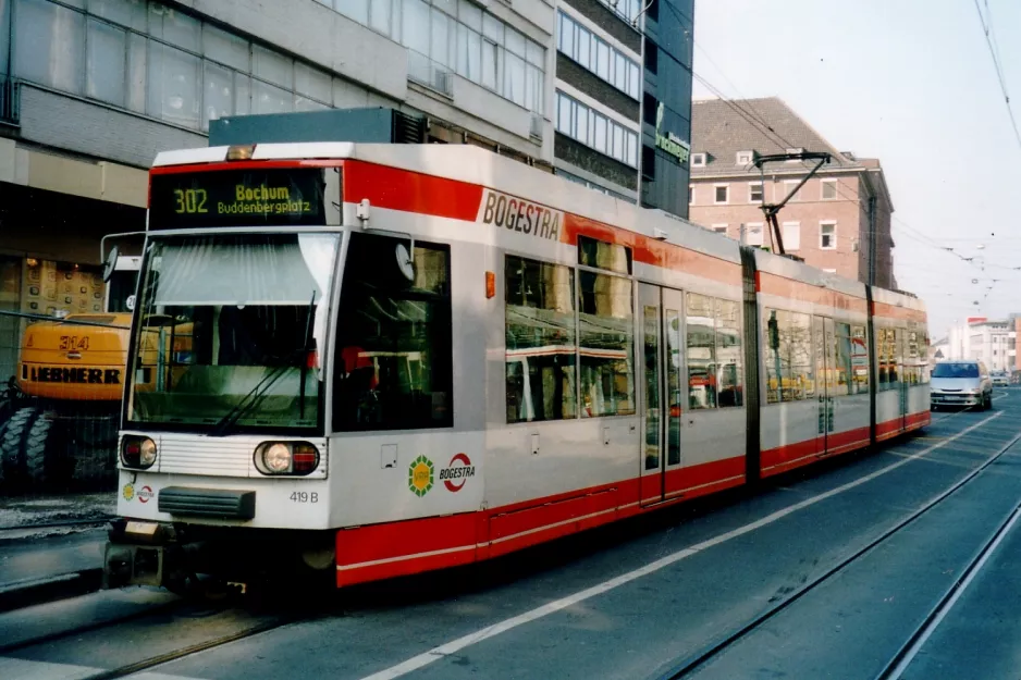 Bochum sporvognslinje 302 med lavgulvsledvogn 419 ved Bochum Rathaus (2004)