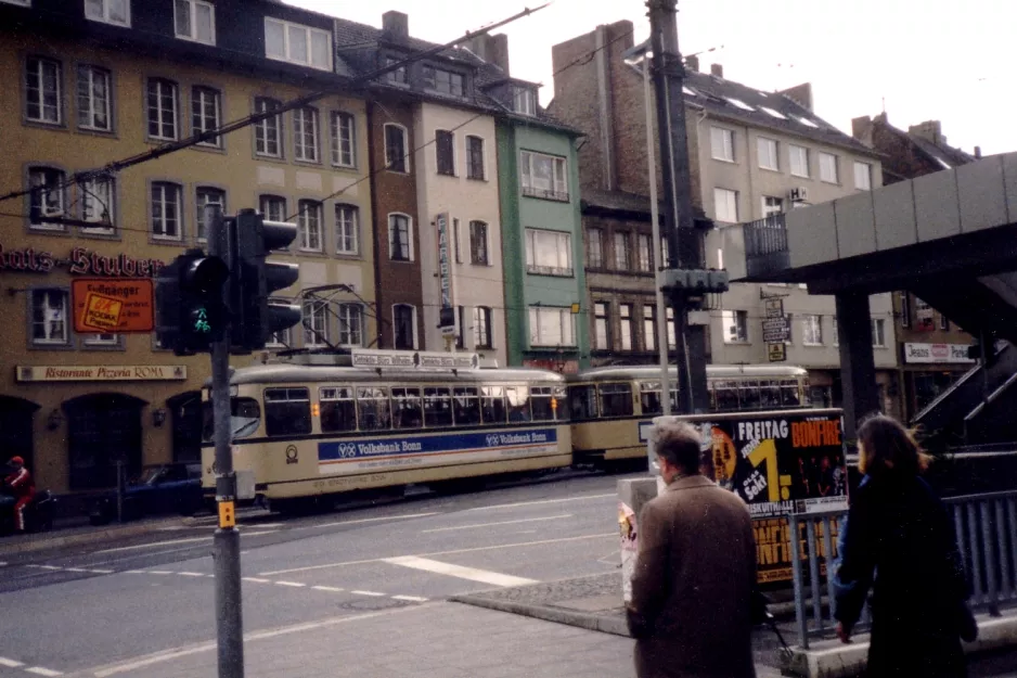 Bonn sporvognslinje 61 med motorvogn 219 ved Stadthaus (1988)