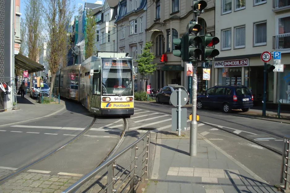 Bonn sporvognslinje 62 med lavgulvsledvogn 9464 på Friedrich-Breuer-Straße (2014)