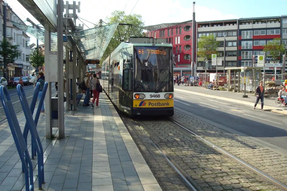Bonn sporvognslinje 62 med lavgulvsledvogn 9464 ved Konrad-Adenauer-Platz (2014)