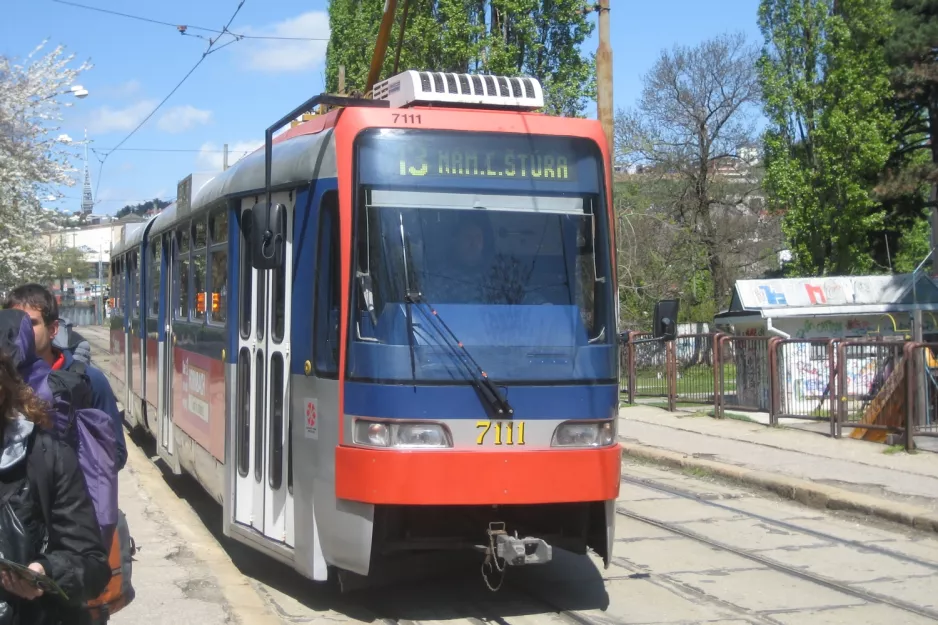 Bratislava sporvognslinje 13 med ledvogn 7111 ved Pod stanicou (2008)