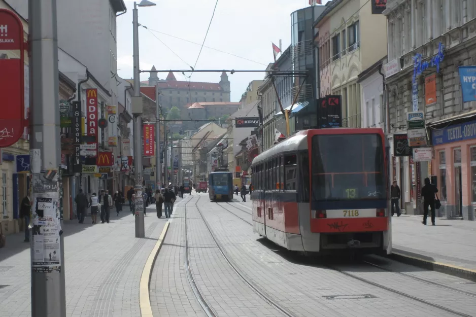 Bratislava sporvognslinje 13 med ledvogn 7118 på Obchodná (2008)