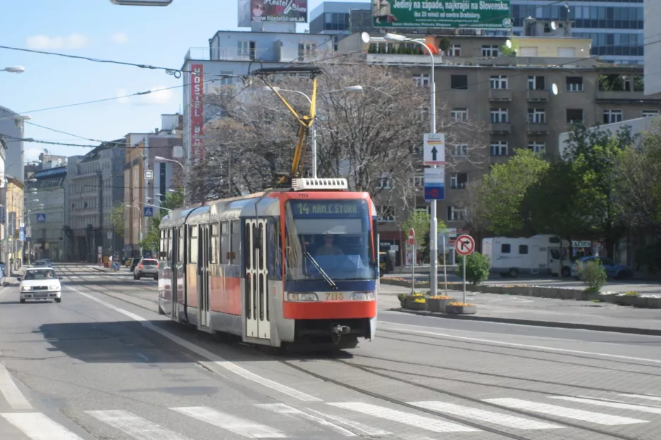 Bratislava sporvognslinje 14 med ledvogn 7113 på Centrum (2008)