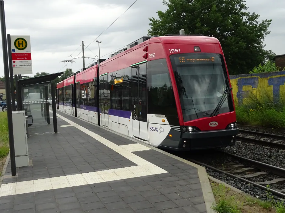 Braunschweig ekstralinje 10 med lavgulvsledvogn 1951 ved Hansestr. Ost (2024)