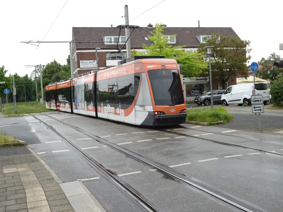 Braunschweig sporvognslinje 1 med lavgulvsledvogn 1457 nær Stöckheimer Markt (2024)