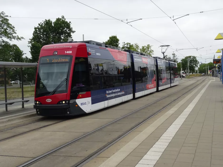 Braunschweig sporvognslinje 1 med lavgulvsledvogn 1468 ved Stadion (2022)