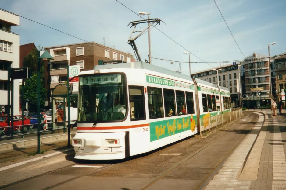 Braunschweig sporvognslinje 1 med lavgulvsledvogn 9552 ved John-F.-Kennedy-Platz (2001)