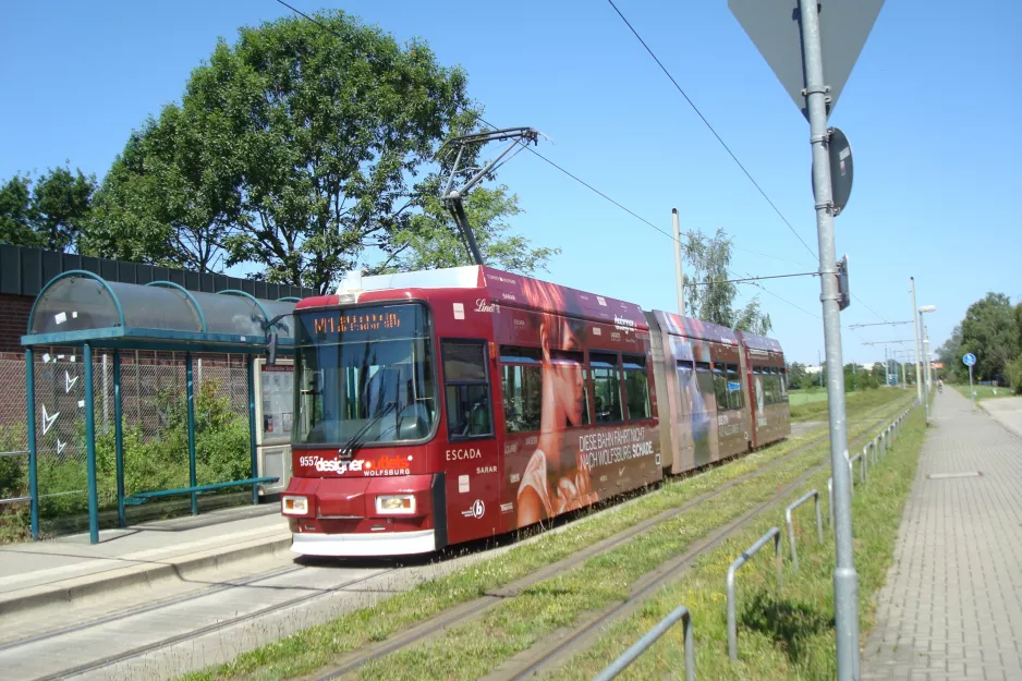 Braunschweig sporvognslinje 1 med lavgulvsledvogn 9557 ved Veltenhöfer Straße (2014)