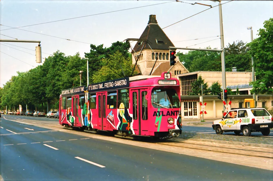 Braunschweig sporvognslinje 4 med ledvogn 7357 nær Krematorium (1992)