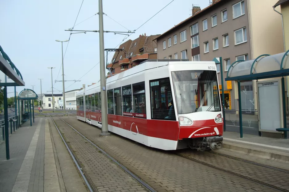 Braunschweig sporvognslinje 5 med lavgulvsledvogn 0755 ved Luisenstraße (2008)