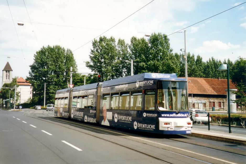 Braunschweig sporvognslinje 9 med lavgulvsledvogn 9580 ved Stadthalle (2003)