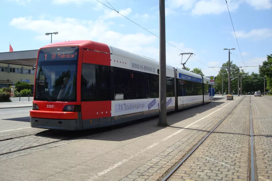 Bremen sporvognslinje 1 med lavgulvsledvogn 3103 ved Huchting Roland-Center (2013)