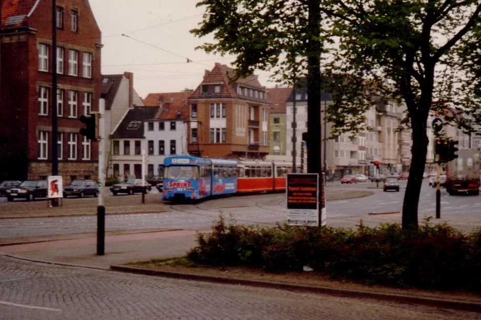 Bremen sporvognslinje 1 med ledvogn 552 tæt på Theater am Leibnizplatz (1989)