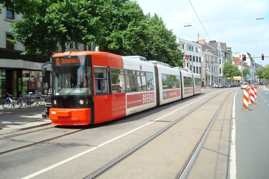 Bremen sporvognslinje 10 med lavgulvsledvogn 3020 ved Lindenhofstraße (2013)
