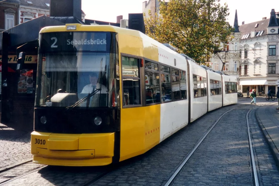 Bremen sporvognslinje 2 med lavgulvsledvogn 3010 ved St. Jürgen Straße (2003)