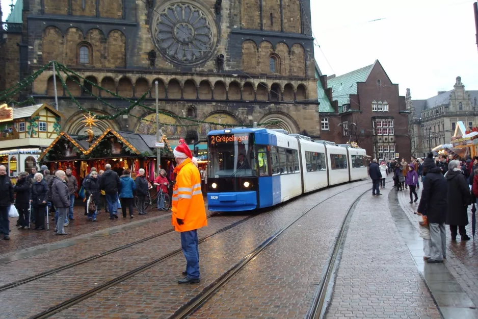 Bremen sporvognslinje 2 med lavgulvsledvogn 3029 nær Domsheide (2012)