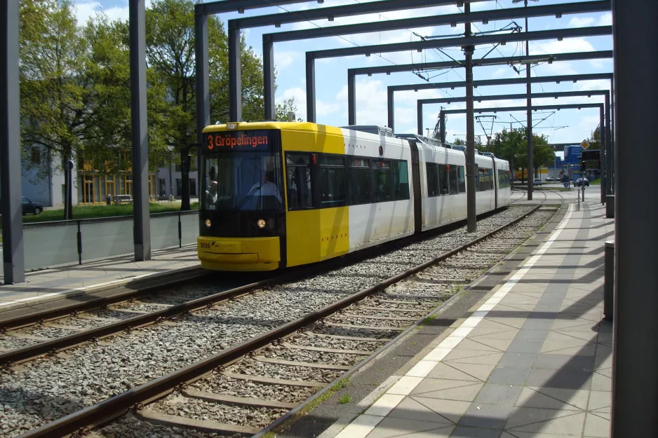 Bremen sporvognslinje 3 med lavgulvsledvogn 3016 ved Use Akschen (2015)