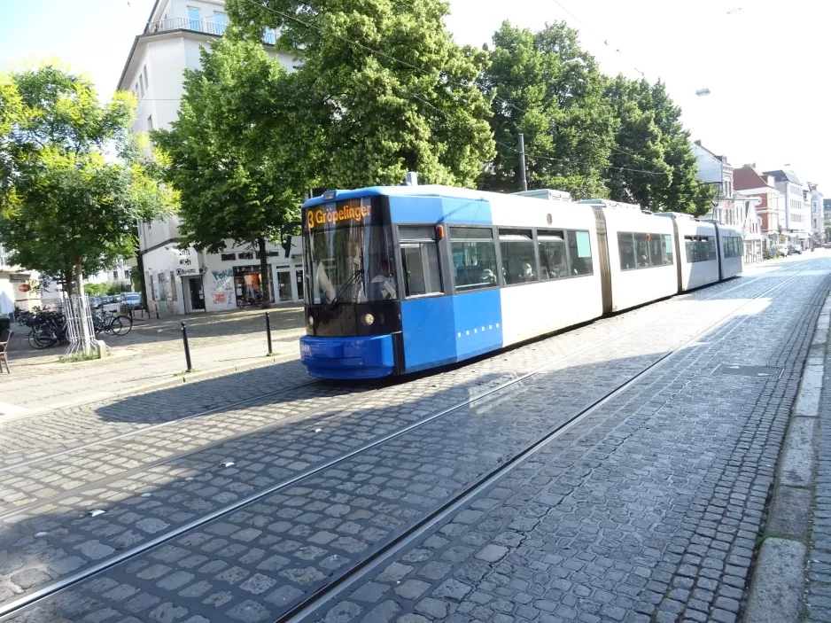 Bremen sporvognslinje 3 med lavgulvsledvogn 3069 på Ulrichsplatz (2021)