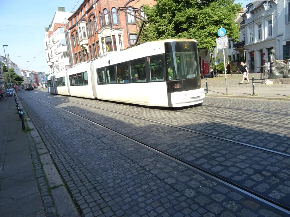 Bremen sporvognslinje 3 med lavgulvsledvogn 3069 ved Ulrichsplatz (2021)