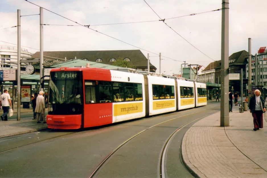 Bremen sporvognslinje 4 med lavgulvsledvogn 3054 ved Hauptbahnhof (2007)