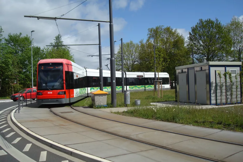 Bremen sporvognslinje 4 med lavgulvsledvogn 3116 ved Falkenberg (2015)