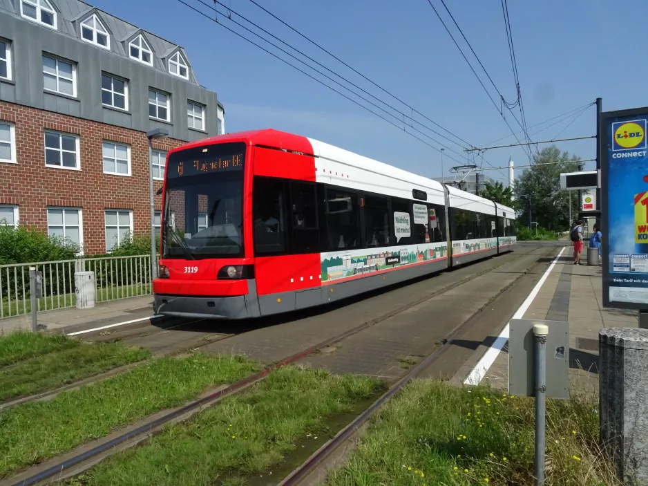 Bremen sporvognslinje 6 med lavgulvsledvogn 3119 ved Berufsbildungswerk (2021)