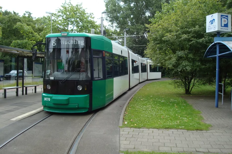 Bremen sporvognslinje 8 med lavgulvsledvogn 3070 ved Kulenkampffallee (2009)