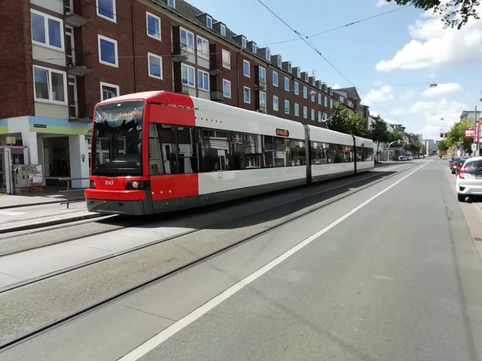 Bremen sporvognslinje 8 med lavgulvsledvogn 3143 ved Am Neuen Markt (2019)