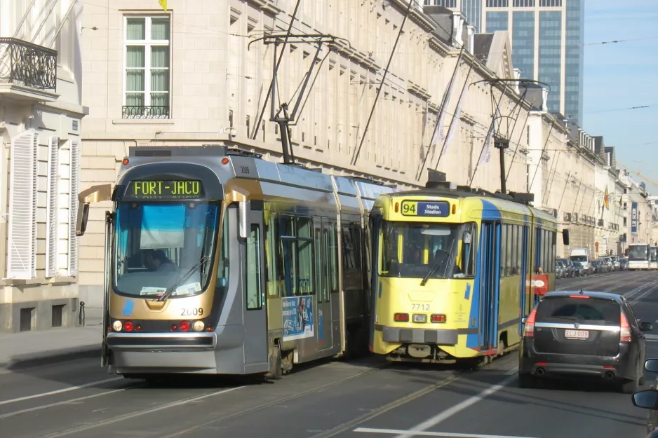 Bruxelles lavgulvsledvogn 2009 på Rue Royale (2012)