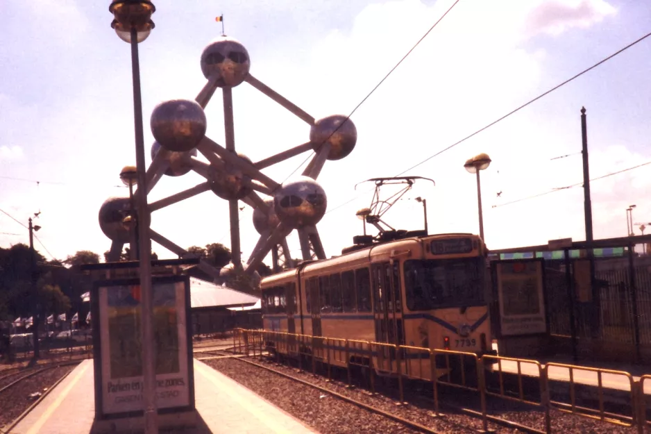 Bruxelles sporvognslinje 18 med ledvogn 7789 ved Heizel/Heysel (1990)