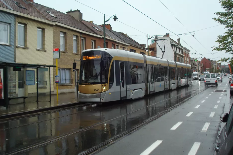 Bruxelles sporvognslinje 82 med lavgulvsledvogn 3043 ved Van Zande (2014)