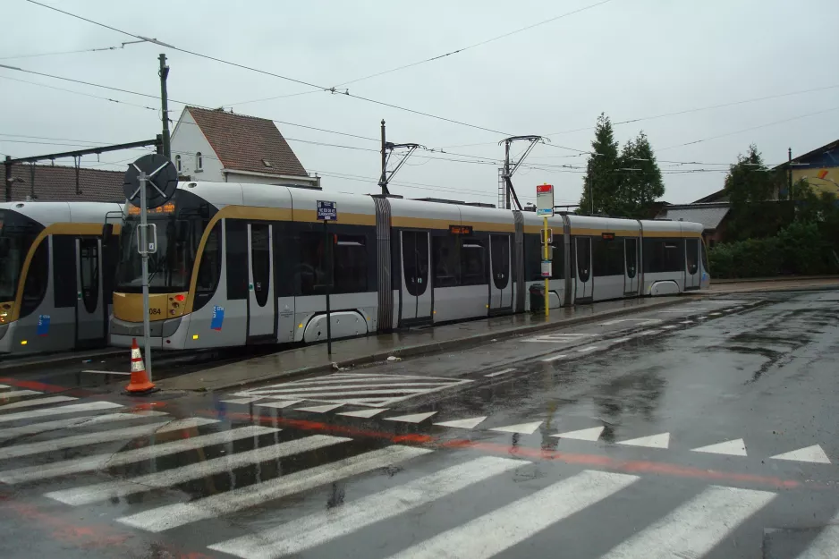 Bruxelles sporvognslinje 82 med lavgulvsledvogn 3084 ved Berchem Station / Gare de Berchem (2014)