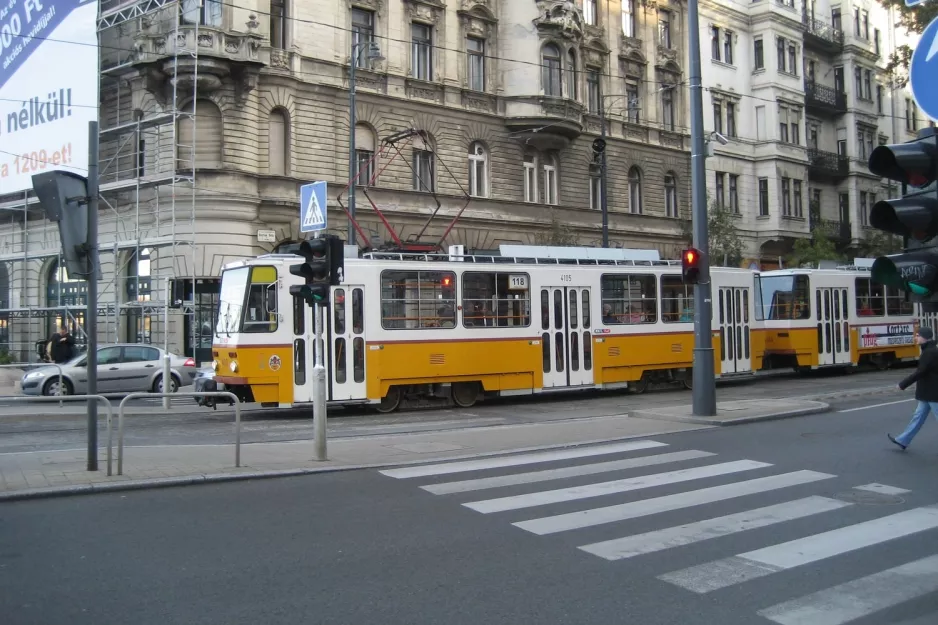 Budapest ekstralinje 118 med motorvogn 4105 på Károly körút (2006)