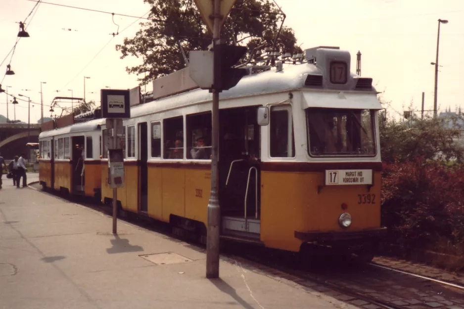 Budapest sporvognslinje 17 med motorvogn 3392 ved Széll Kálmán tér (1983)