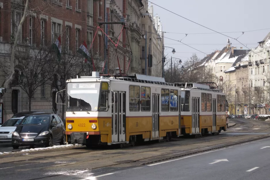 Budapest sporvognslinje 18 med motorvogn 4022 nær Gárdonyi tér (2013)