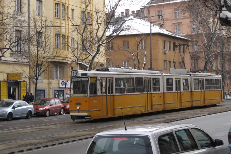 Budapest sporvognslinje 19 med ledvogn 1341 på Bartók Béla út (2013)