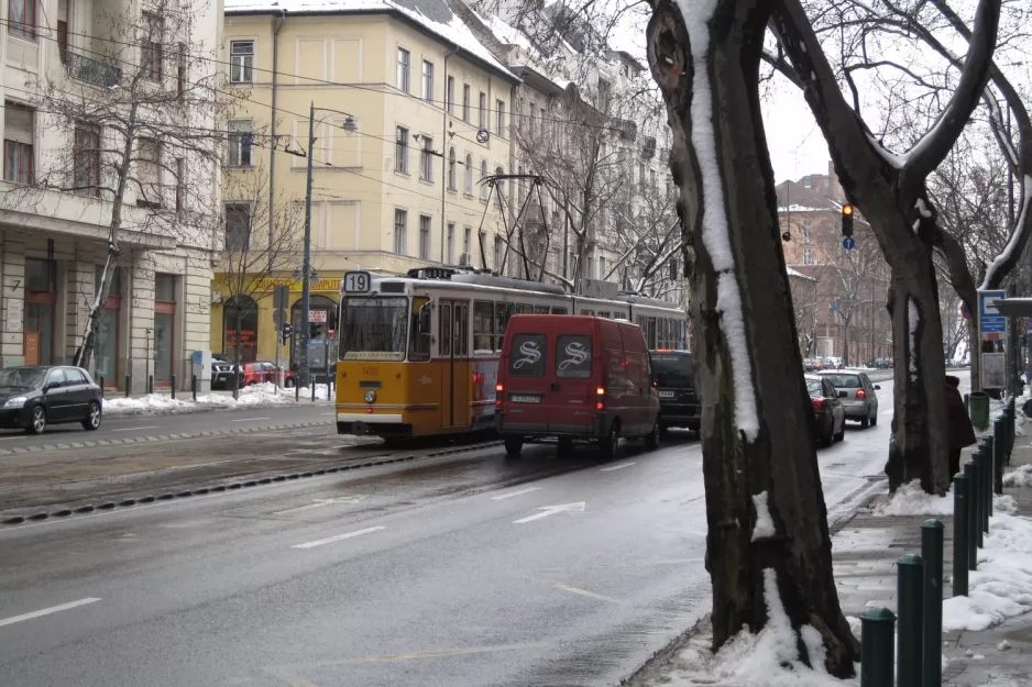Budapest sporvognslinje 19 med ledvogn 1400 på Bartók Béla út (2013)