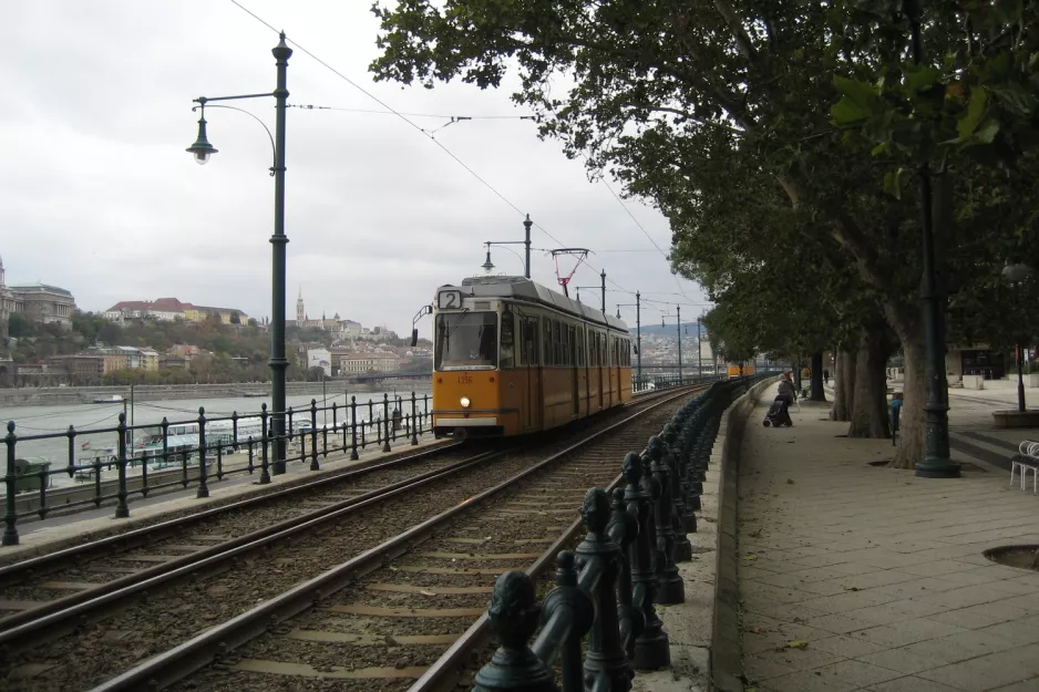 Budapest sporvognslinje 2 med ledvogn 1315 på Jane Haining rakpart (2006)