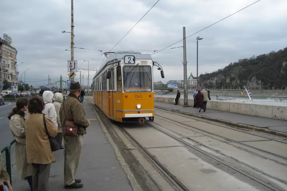 Budapest sporvognslinje 2 med ledvogn 1343 ved Március 15. tér (2006)
