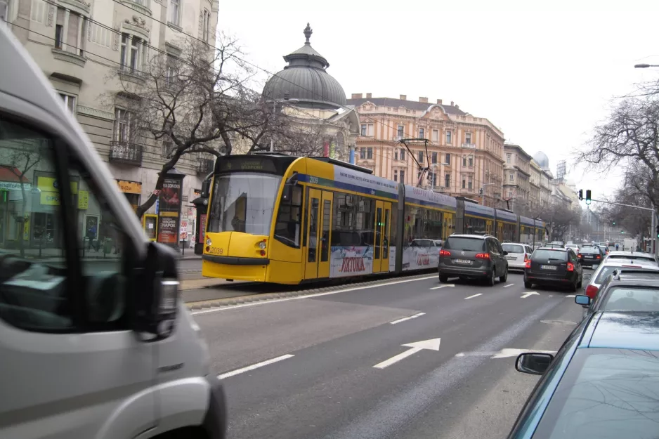 Budapest sporvognslinje 4 med lavgulvsledvogn 2039 nær Jászai Mari tér (2013)