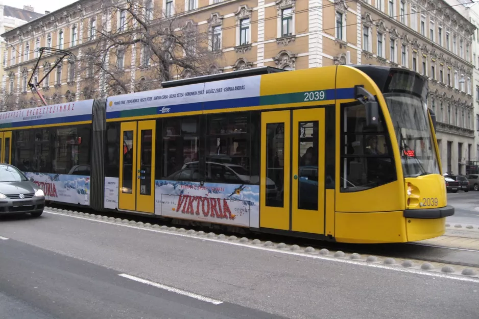 Budapest sporvognslinje 4 med lavgulvsledvogn 2039 på Szent István körút (2013)