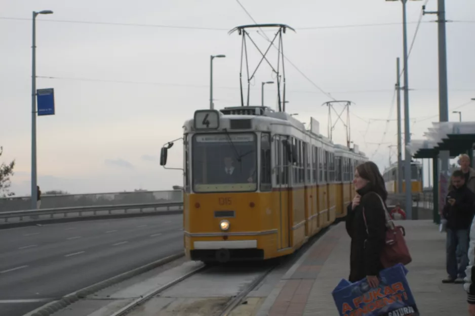 Budapest sporvognslinje 4 med ledvogn 1315 ved Petőfi híd (2006)