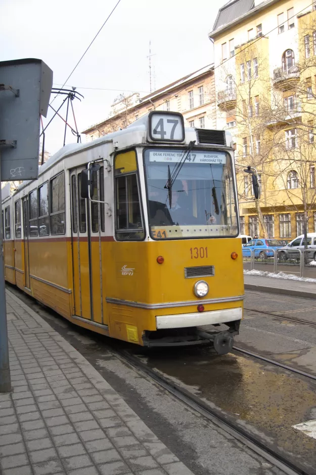 Budapest sporvognslinje 47 med ledvogn 1301 på Bartók Béla út (2013)