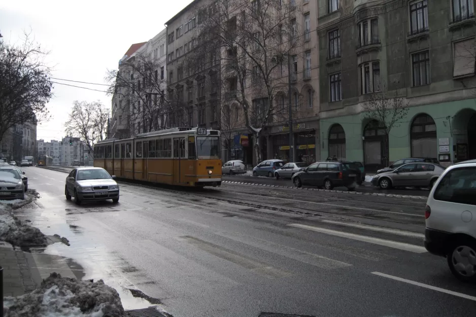 Budapest sporvognslinje 47 med ledvogn 1430 på Bartók Béla út (2013)