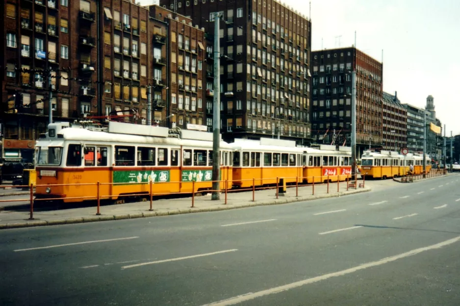 Budapest sporvognslinje 47 med motorvogn 3420 ved Deák Ferenc tér (1994)