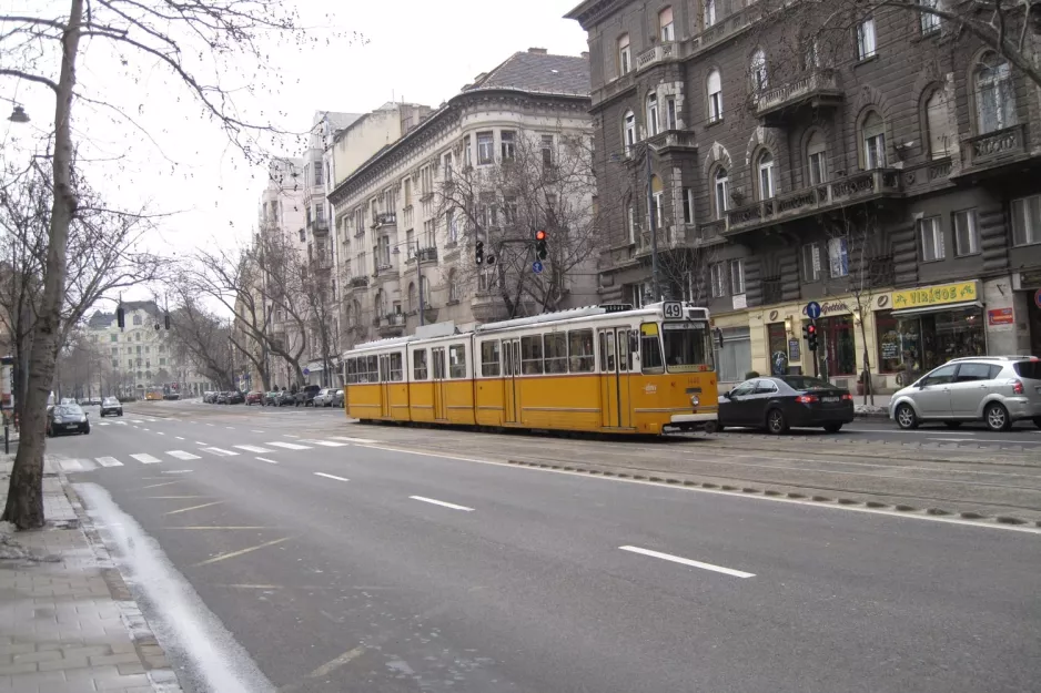 Budapest sporvognslinje 49 med ledvogn 1446 på Bartók Béla út (2013)