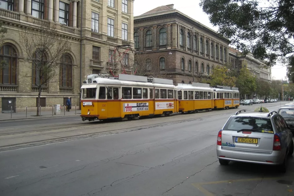 Budapest sporvognslinje 49 med motorvogn 3262 nær Móricz Zsigmond körtér (2006)