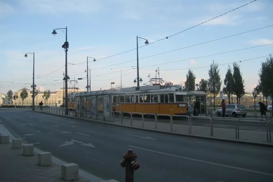 Budapest sporvognslinje 49 med motorvogn 3366 på Bartók Béla út (2006)