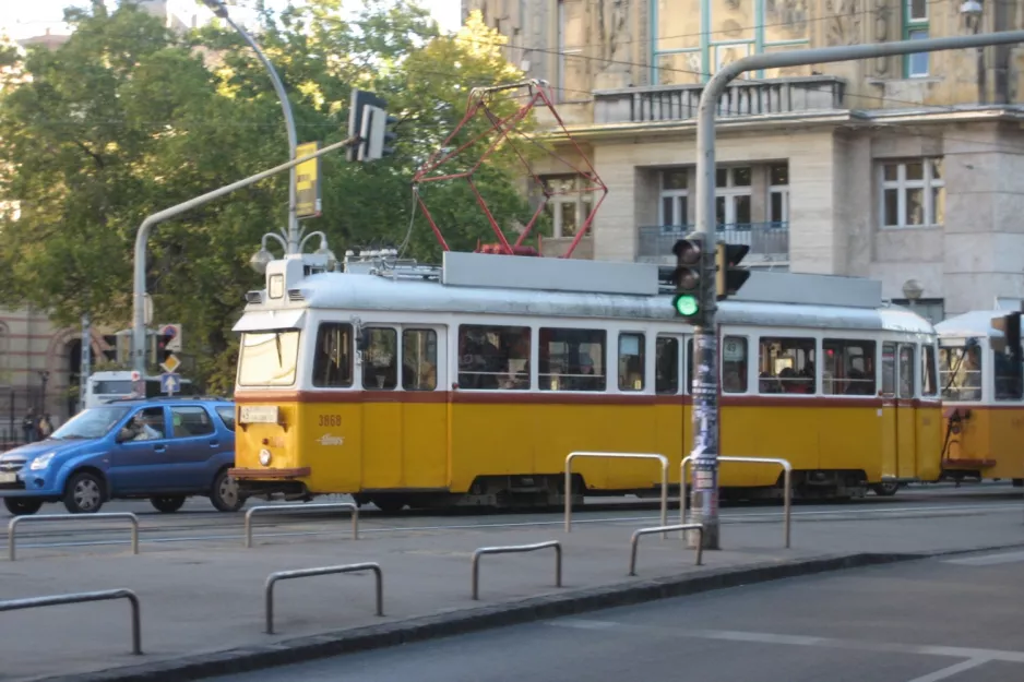 Budapest sporvognslinje 49 med motorvogn 3868 på Károly kötút (2006)